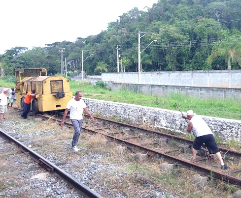 Volunt_rios_puxando_locomotiva_francesa_nov_2014.jpg